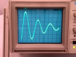 DEM52B - Resonance Damping shown on Oscilloscope